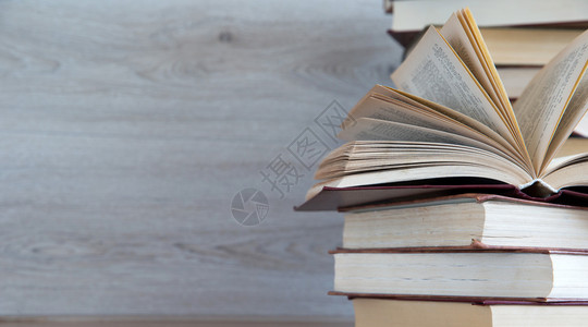 木制甲板桌面上的书本背景图片