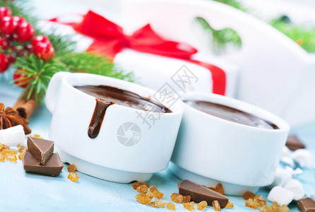 热巧克力和圣诞节装饰图片
