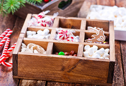 木制盒子圣诞糖果装在盒子和桌上背景