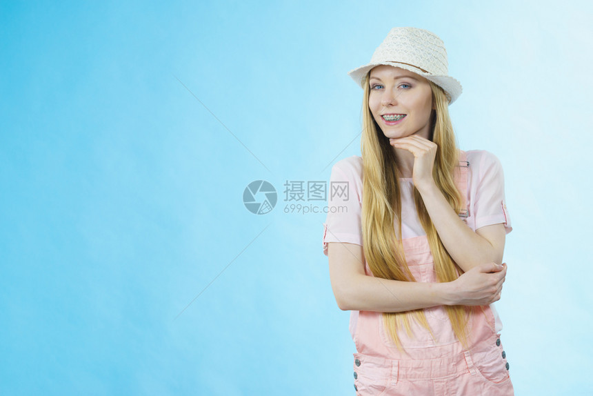 快乐的少女青年准备过暑假穿着粉红色服装和太阳帽子图片