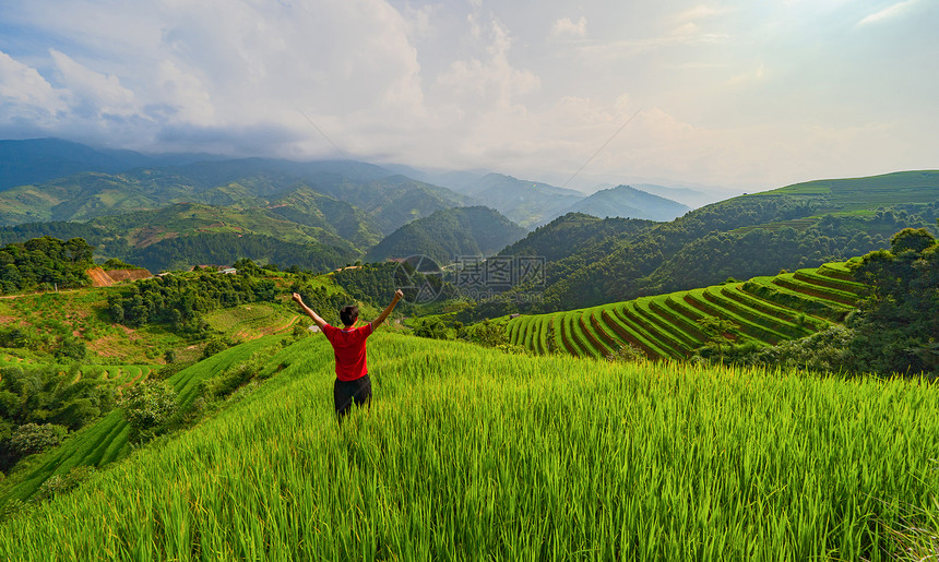 一名亚洲旅游男子在越南MuCangChaiYenBai山谷的MuChaiMuBai农村的稻田小边观望亚洲旅游男子夏季行和假期概念图片