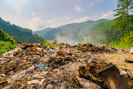 垃圾山在越南的MuCangChai山区的稻田梯附近大垃圾堆塑料袋和垃圾焚烧背景
