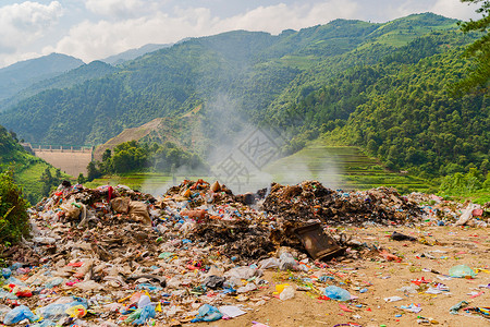垃圾山在越南的MuCangChai山区的稻田梯附近大垃圾堆塑料袋和垃圾焚烧背景