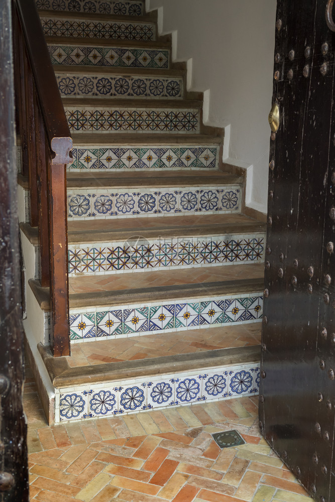 在摩洛哥阿西拉装饰配瓷砖的摩洛哥传统楼梯图片