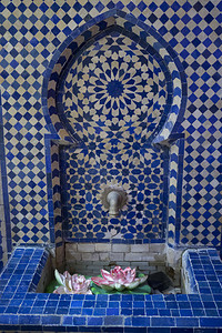 摩洛哥阿西拉的美水泉配有摩洛哥莫罗卡瓷砖图片