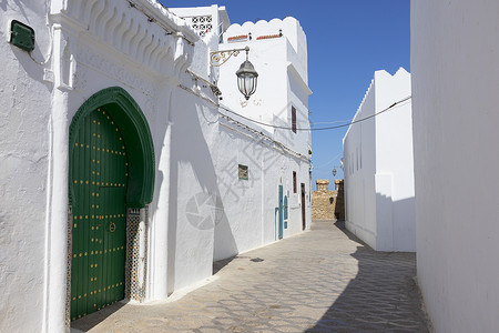 阿西拉梅迪纳古老的街道摩洛哥北部街道尽头有坡墙背景图片