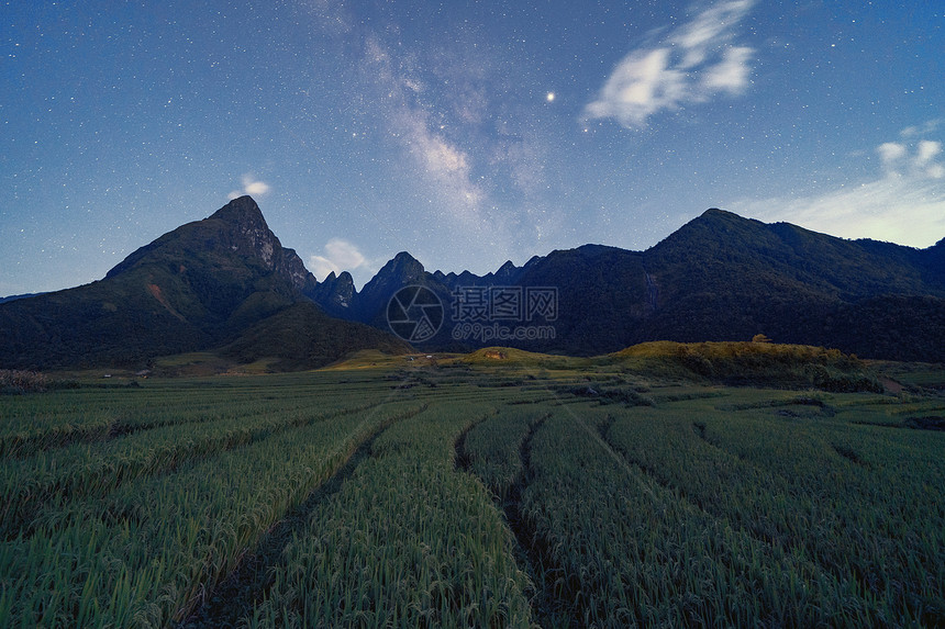 夏日的芬西潘山谷有星奶路和稻田夜间农越南萨帕自然景观背图片