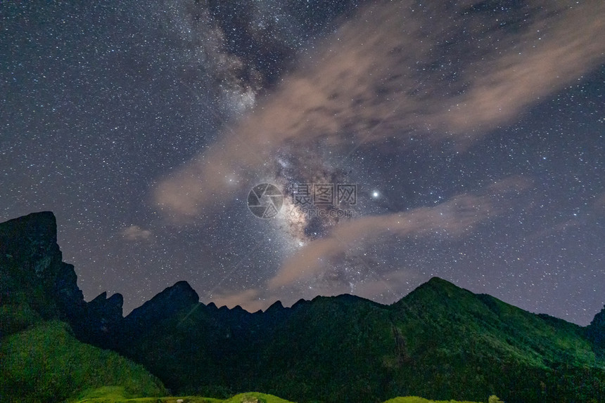 夏日的芬西潘山谷有星奶路和稻田夜间农越南萨帕自然景观背图片