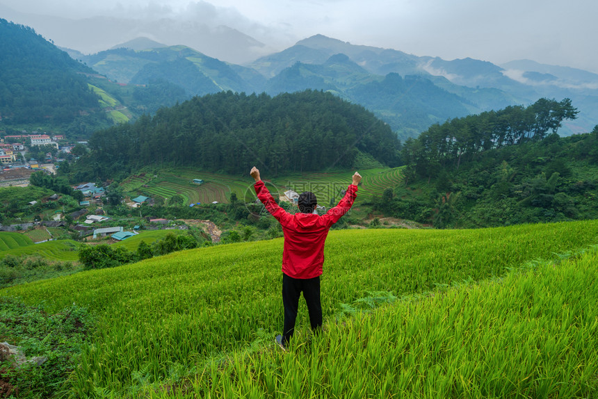 一名亚洲旅游男子在越南MuCangChaiYenBai山谷的MuChaiMuBai农村的稻田小边观望亚洲旅游男子夏季行和假期概念图片
