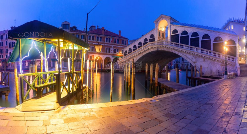意大利威尼斯运河上著名的里亚尔托大桥全景图片