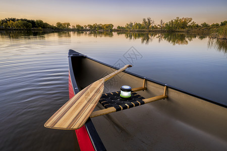 红独木舟黄昏时在湖上用木板和灯笼秋色宽角风景图片