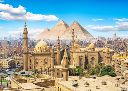 开罗苏丹哈桑清真寺和金字塔的景象背景图片