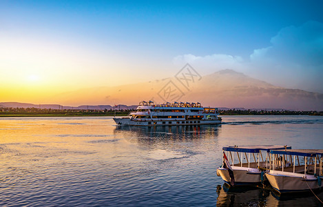 尼罗河和日落时在阿斯旺的船背景图片