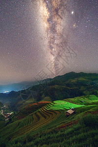地小山稻田地有星和牛奶农村或地区绿田穆昌柴银白山谷晚上在亚洲越南自然景观背景