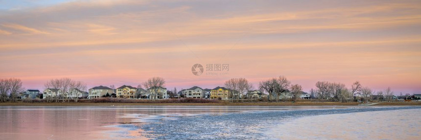 日落后冰冻的湖泊在海滨有房屋科罗拉多北部博伊德湖全景横幅图片