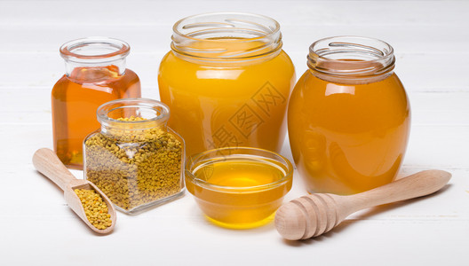 在白色背景的罐子里蜂蜜和高清图片