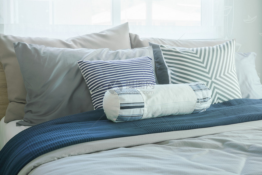白色的支撑和枕头在现代古典卧室内的床上图片