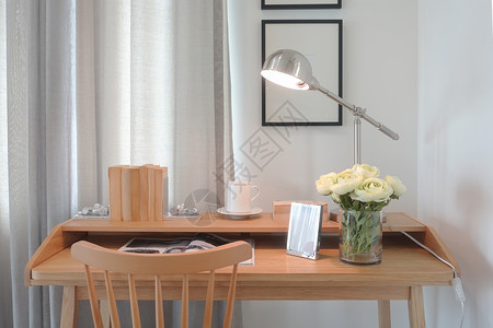 白色桌角现代经典风格木制工作桌角有现代风格阅读灯背景