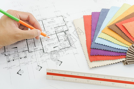 建筑师规模在建筑图上写左手字在内部设计师工作表上用布料样本写字背景