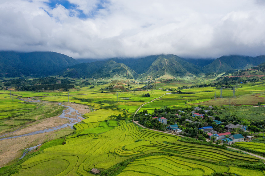 夏季Fansipan山区谷的空中景象有稻田梯农村地区的绿色田旅行和假期概念越南萨帕自然景观图片