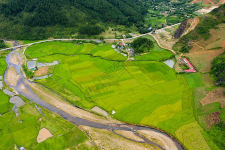 番西邦峰夏季Fansipan山区谷的空中景象有稻田梯农村地区的绿色田旅行和假期概念越南萨帕自然景观背景