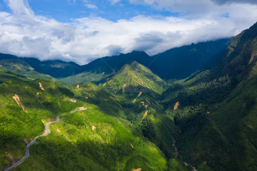 夏季Fansipan山区谷的空中景象有稻田梯农村地区的绿色田旅行和假期概念越南萨帕自然景观图片