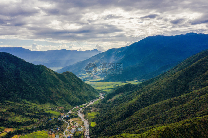 夏季Fansipan山区谷的空中景象，有稻田梯农村地区的绿色田旅行，也有假期概念越南萨帕自然景观图片