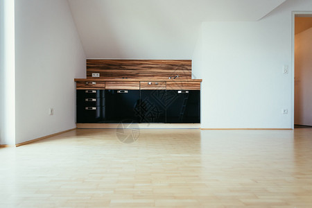 舒适的公寓有小厨房明阳光的房间高清图片