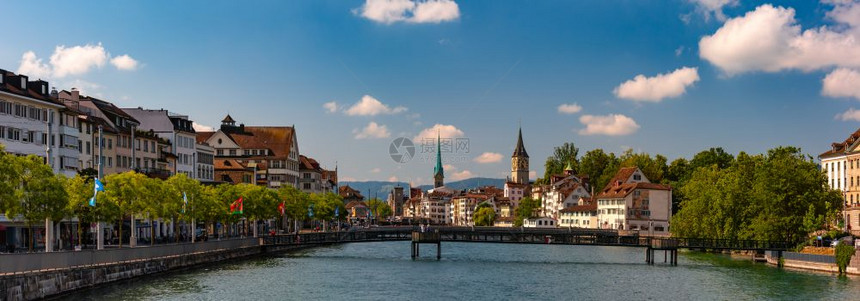 瑞士最大的城市苏黎世旧的LimmatFraumunster和圣彼得教堂的全景瑞士最大的城市苏黎世图片