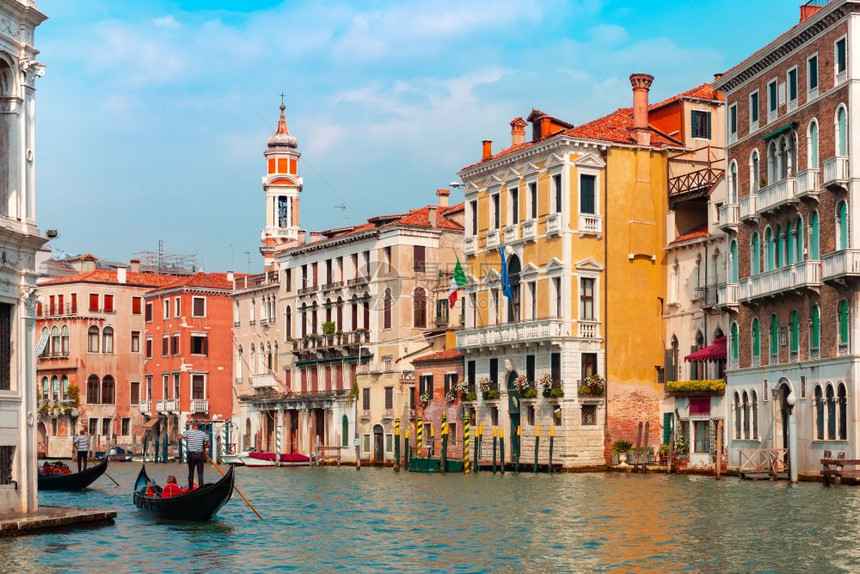 Gondolierer在意大利威尼斯夏季阳光明媚的日子沿大运河传统贡多拉运送游客在意大利威尼斯夏季阳光明媚的日子大运河意利威尼斯图片