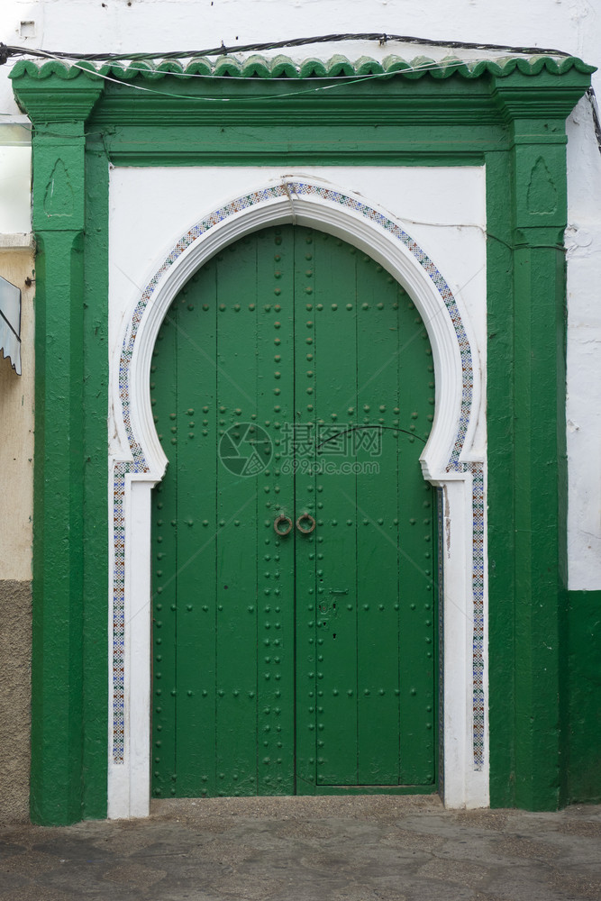 在摩洛哥Asilah的Medina绿漆木制传统门和装饰图片