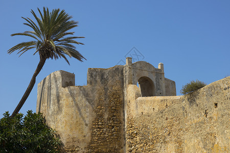 在旧石坚固墙外和摩洛哥蓝色天空的阿西拉门外图片