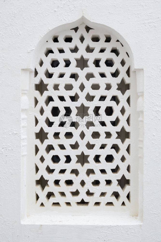 摩洛哥传统白色窗口在摩洛哥Asilah用设计百叶窗加以保护图片