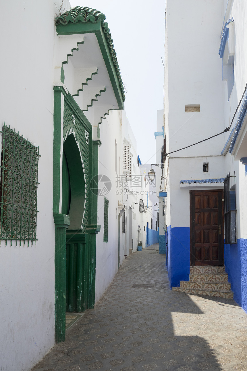摩洛哥阿西拉梅迪纳市内狭小的老街道图片