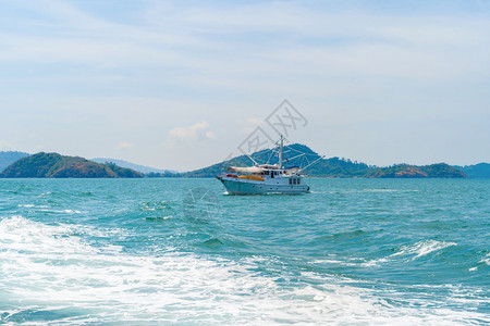 泰国安达曼海AndamanOcean旅游景点与蓝云天空图片