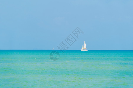 泰国安达曼海AndamanOcean旅游景点与蓝云天空图片