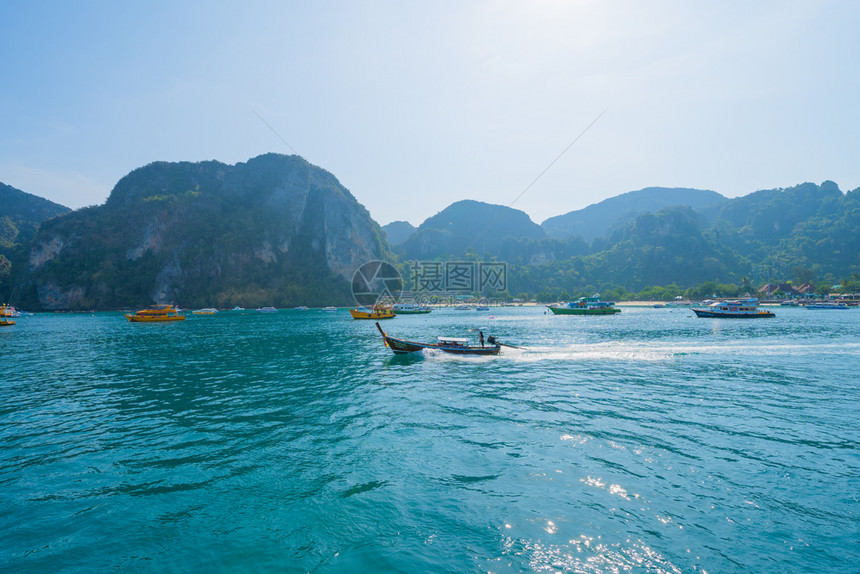 泰国安达曼海AndamanOcean旅游景点与蓝云天空图片