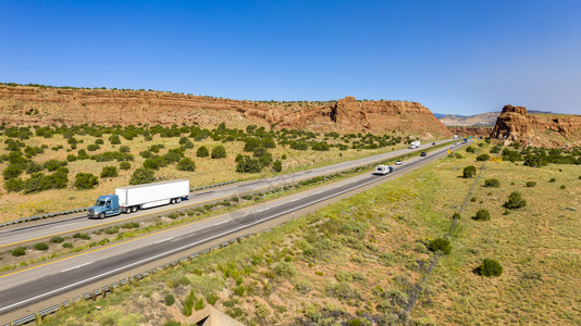 西南沙漠沿高速公路行驶背景图片