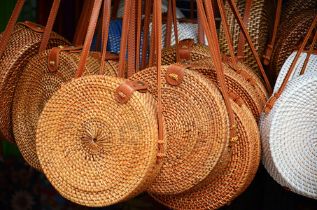 传统手工制作的大鼠编织圆背袋图片