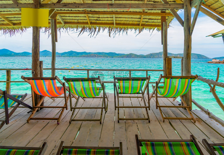 在PhiPhi玛雅海滩的休闲长椅上沙滩有蓝色的松海水普吉岛夏季在旅行假期间在普吉岛的PhiPhi泰国安达曼海旅游景点图片