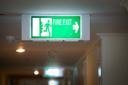 公寓内的消防出口标志图片