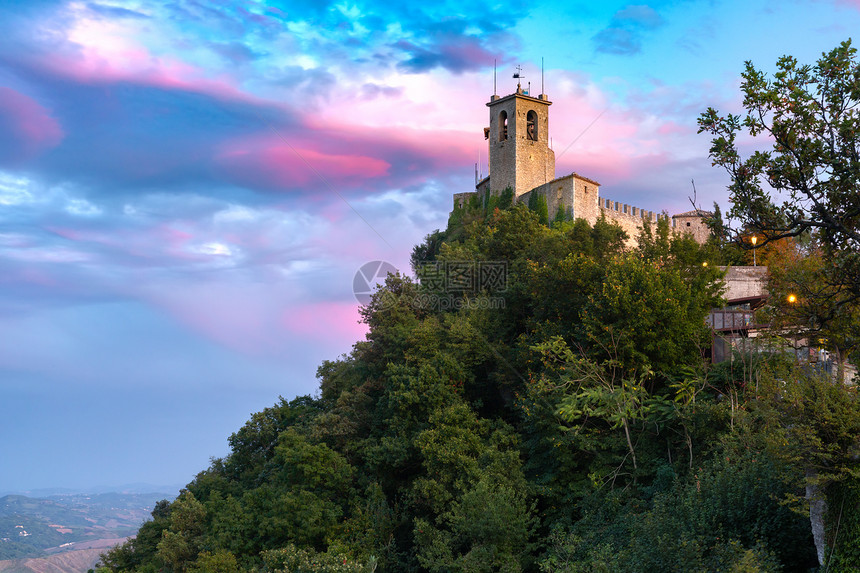 圣马利诺市泰坦山脊上的Guaita堡垒或PrimaTorre日落时在圣马力诺利市图片