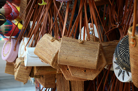 印度尼西亚巴厘岛传统手工制作的大鼠编织肩袋图片
