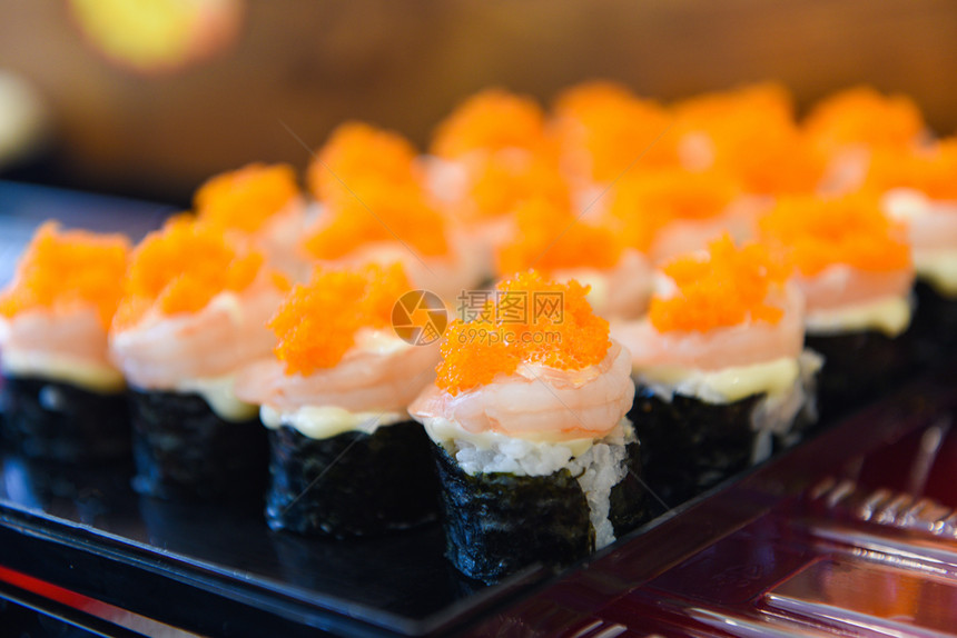 日本食物虾寿司卷大米与托比科蛋是橙飞鱼罗图片
