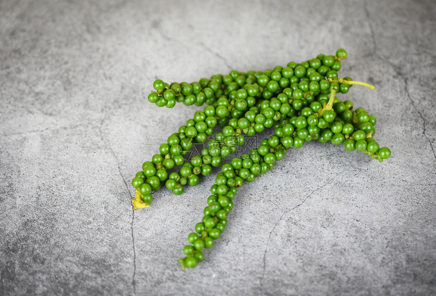 黑暗背景的胡椒玉米新鲜绿色辣椒种子图片