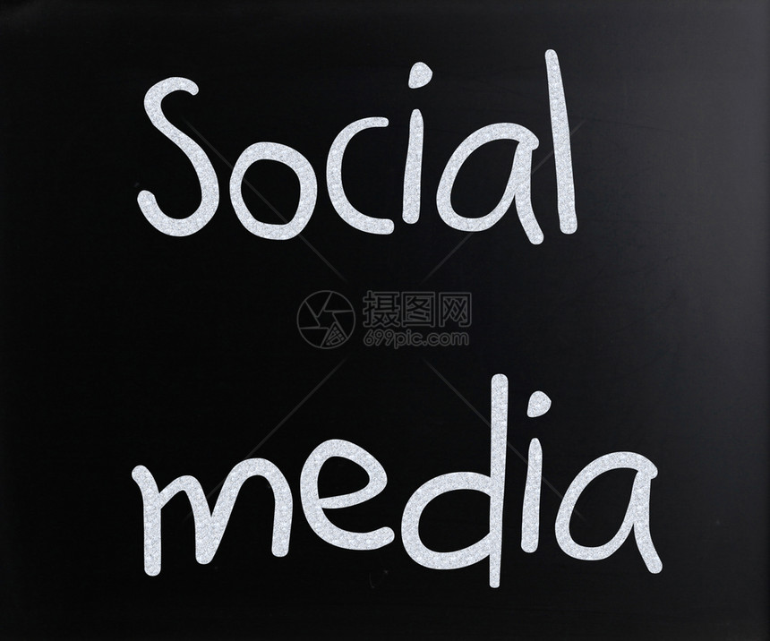 社会媒体用黑板上的白粉笔手写图片