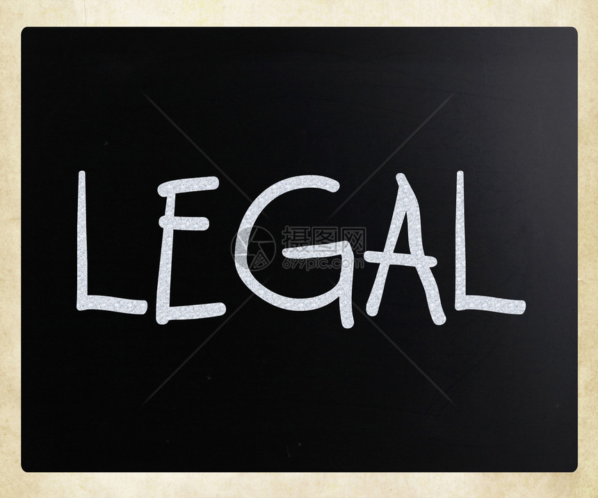 法律这个词用黑板上的白粉笔手写图片