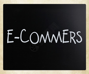 Ecommers这个词用黑板上的白粉笔手写图片