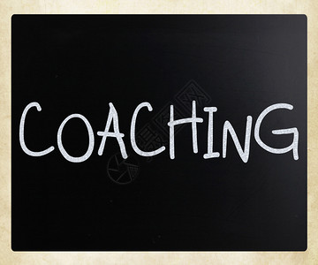 黑板上白粉笔的手写教练背景图片