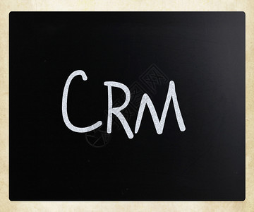 CRM这个词用黑板上的白粉笔手写图片